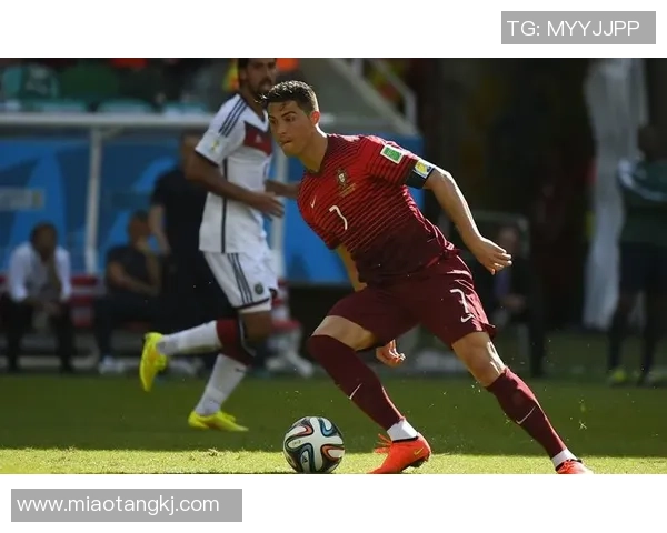 足球明星帅气合剪展现球场魅力与时尚风采的完美融合